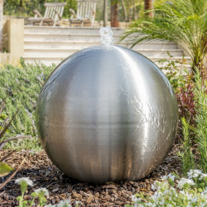 Uitgaven Dominant toon 75cm bol fontein van geborsteld roestvrij staal met LED-verlichting € 599,99
