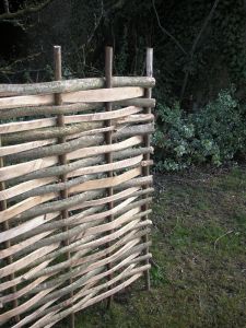 Hazelaar Tuinschermen - Gekliefd hout